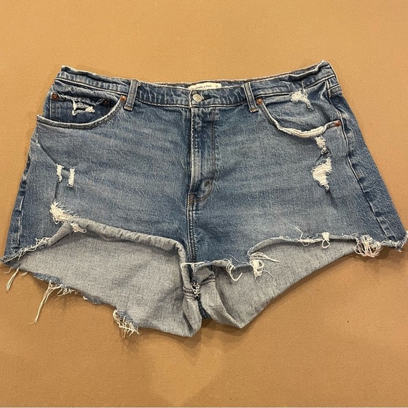 Abercrombie & Fitch Curve Love The Mom Short High Rise Distressed Size 34/18 - Picture 1 of 11